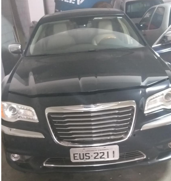  VEÍCULO PLACA EUS2211. RENAVAM: 466237863. CHASSI:2C3CCAEG1CH130003. CNPJ DO PROPRIETÁRIO:14.810.677/0001-08. DESCRIÇÃO: 01 veículo marca/modelo:I/CHRYSLER 300C 3.6L V6, tipo: automóvel, cor roxa, ano/modelo:2011/2012, combustível: gasolina. Certificou o oficial de justiça em16 de janeiro de 2